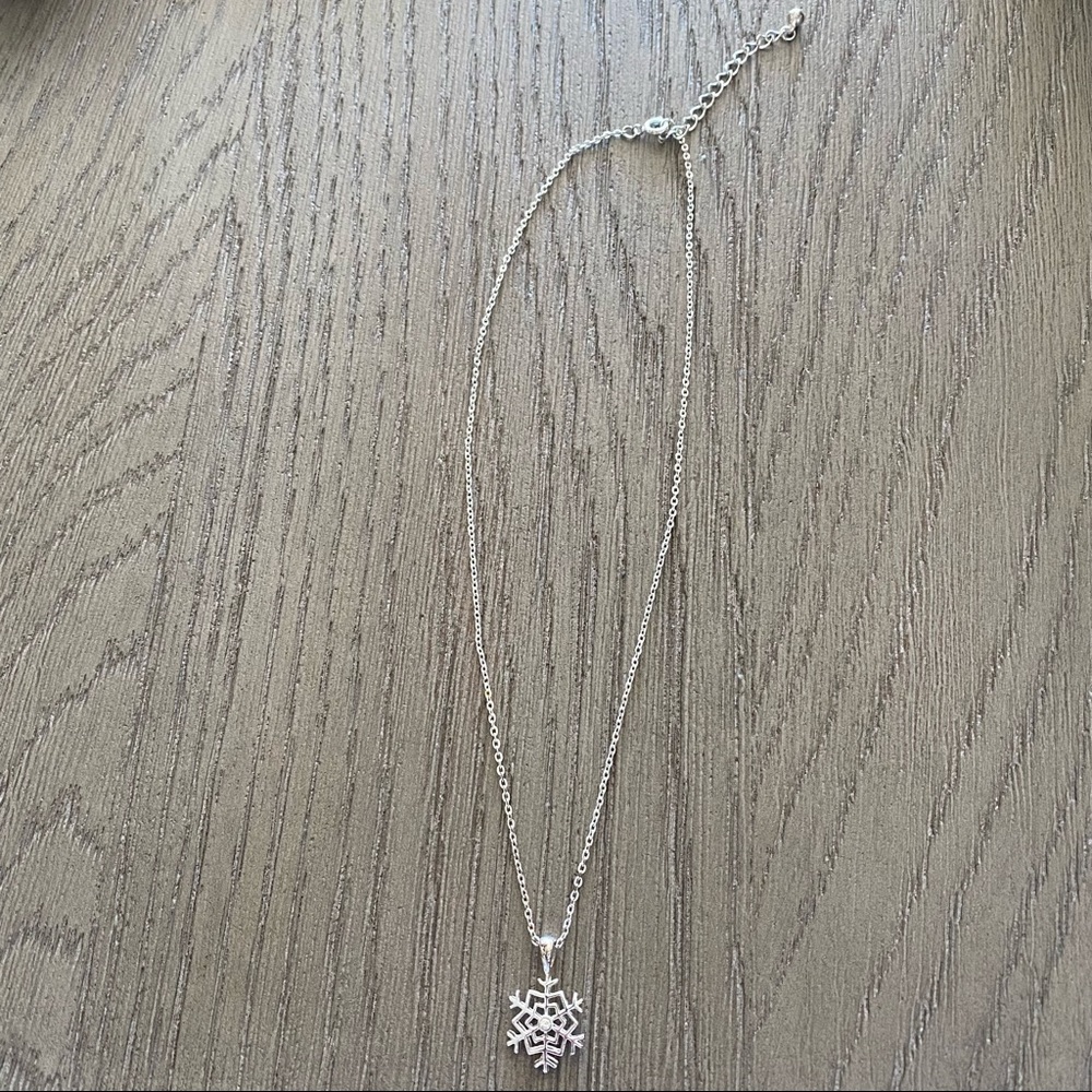 Silver snowflake necklace with diamond in middle